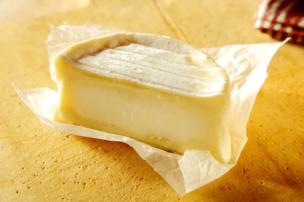 Pieza Rodajas Queso Blando Camembert Sobre Fondo Madera Sol Soleado —  Fotos de Stock