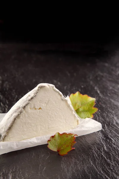 Alimentos Bodegón Cuña Queso Gourmet Con Guarnición Hoja Verde Pedazo —  Fotos de Stock