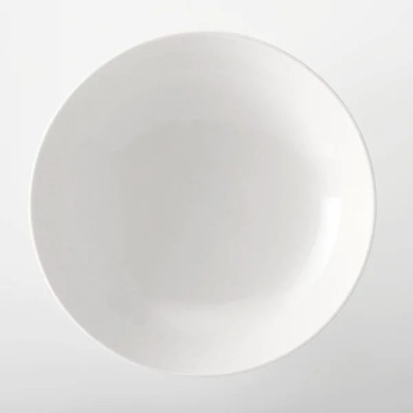 白い背景に食べ物の配置のためのスペースとのオーバーヘッドを近くに見た空のプレーン白の一般的なボウル — ストック写真