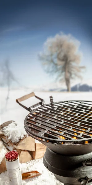 Leerer Grill Mit Heißen Kohlen Freien Einer Verschneiten Winterlandschaft Mit — Stockfoto