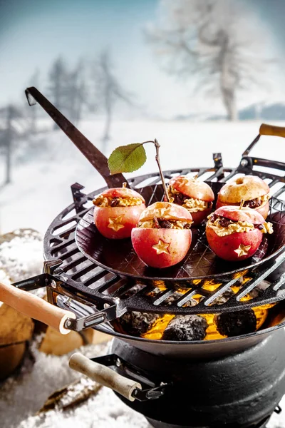 Leckere Gefüllte Äpfel Mit Nüssen Und Rosinen Braten Auf Dem — Stockfoto