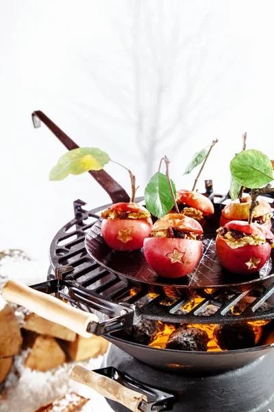 Deliciosas Manzanas Rojas Rellenas Nueces Pasas Cocinando Parrilla Barbacoa Aire —  Fotos de Stock