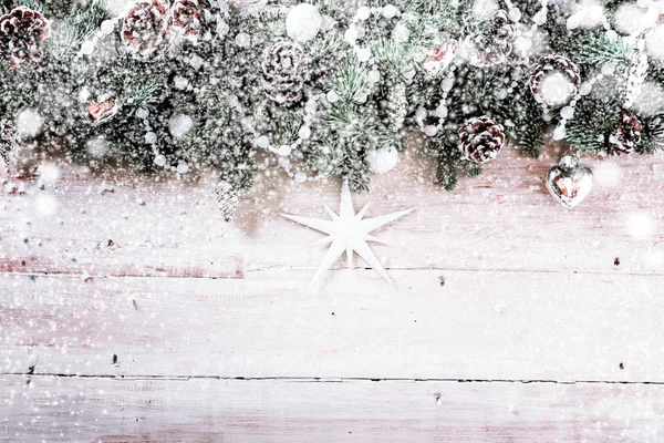 Διακοσμητικό Χριστουγεννιάτικο Φόντο Χιόνι Πέφτει Μια Νεκρή Φύση Από Κουκουνάρια — Φωτογραφία Αρχείου