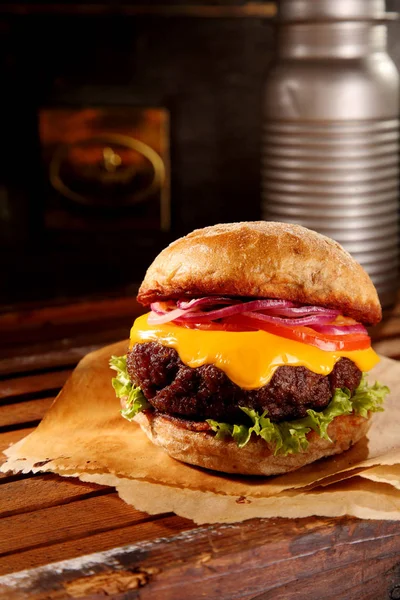 Single Delicious American Style Super Sized Cheeseburger Topped Onions Lettuce — Stock Photo, Image