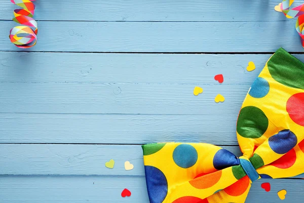 Kleurrijke Polka Dot Party Strikje Verspreid Confetti Rustieke Blauwe Houten — Stockfoto