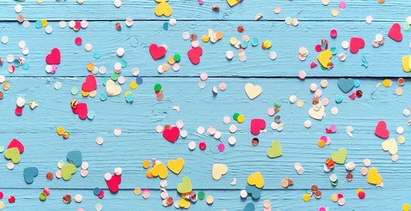 Buntes Party Konfetti Teilweise Herzförmig Auf Rustikalem Blauem Holzgrund Zufällig — Stockfoto