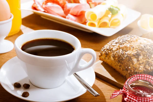 Frisch Gebrühter Kaffee Mit Brot Und Fleischscheiben — Stockfoto