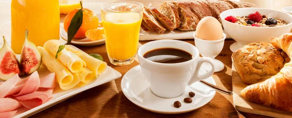 Pełne Śniadanie Figami Jajkiem Mięsem Chlebem Kawą Sokiem — Zdjęcie stockowe