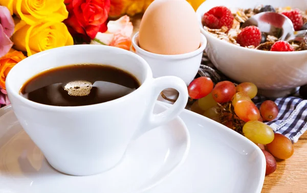 Chutná Zdravá Romantická Snídaně Šálkem Čerstvé Filtrovací Kávy Vařeným Vejcem — Stock fotografie