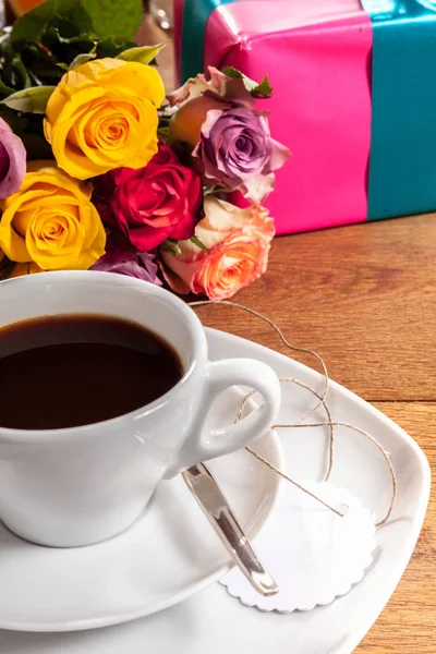 Festliche Tasse Frühstückskaffee Serviert Schwarz Einer Weißen Tasse Mit Einem — Stockfoto