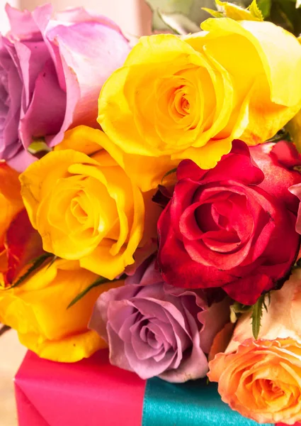 Fundo Colorido Buquê Rosas Frescas Vibrantes Amarelas Alaranjadas Vermelhas Cor — Fotografia de Stock