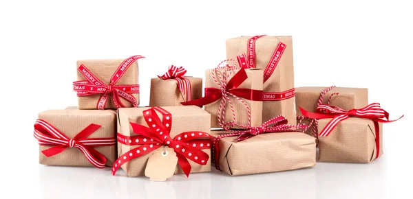 家庭圣诞 有大量装饰圣诞礼物或礼物 用红丝带和白色背景上的蝴蝶结装饰 以庆祝节日 — 图库照片