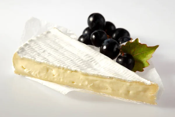 Food Still Life Borde Del Queso Blando Fondo Blanco Con — Foto de Stock