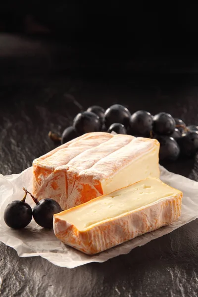 Nahaufnahme Eines Blockes Gereiften Käses Mit Abgeschnittenem Ende Auf Wachspapier — Stockfoto