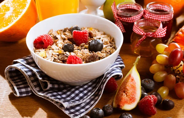 健康的意大利面 新鲜浆果和水果 配以新鲜榨橙汁和各种不同的蜜饯作为早餐 免版税图库图片