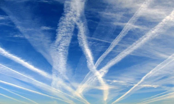 Céu Azul Com Nuvens Arejadas — Fotografia de Stock
