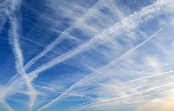 Céu Azul Com Nuvens Arejadas — Fotografia de Stock