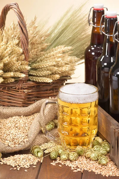 Bierkasten Copo Cerveja Com Trigo Cevada Lúpulo Malte — Fotografia de Stock