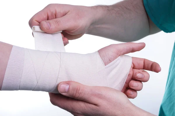 Zwichnięta Ręka Lekarz Pomaga Bandażem — Zdjęcie stockowe