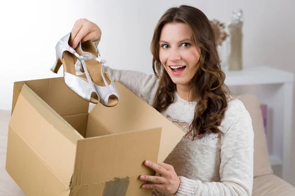 Mujer Desempacando Pedido Línea Sala Estar — Foto de Stock