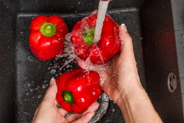 Vista Arriba Abajo Sobre Lavabo Negro Una Cocina Moderna Con — Foto de Stock