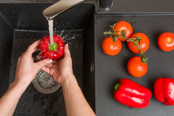 Vista Arriba Abajo Sobre Lavabo Negro Una Cocina Moderna Con — Foto de Stock