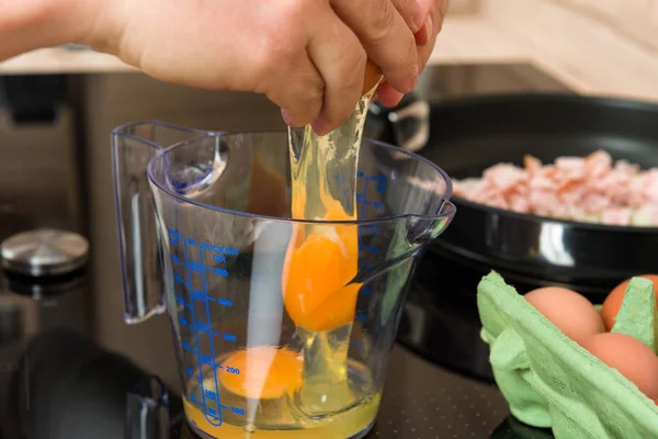 Ραγισμένα Αυγά Για Πρωινό Μαγείρεμα Μια Σύγχρονη Κουζίνα — Φωτογραφία Αρχείου