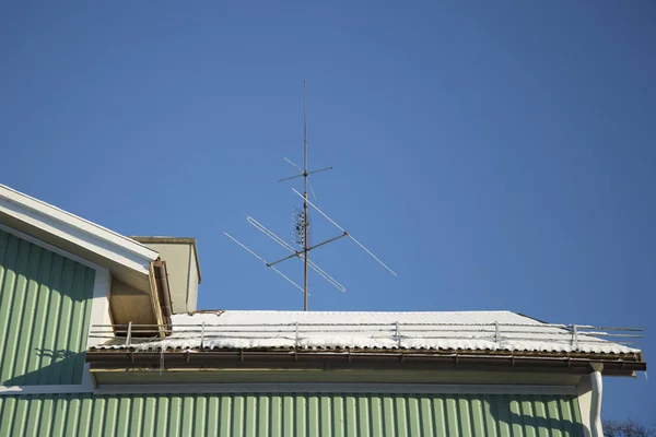 Телевизионная Антенна Заснеженной Крыше — стоковое фото