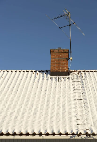 Schneebedecktes Dach Mit Schornstein Und Fernsehantenne — Stockfoto