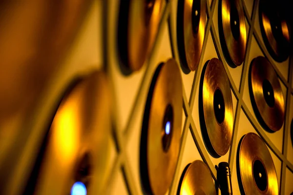 Gebogene Wand Gefüllt Mit Goldenen Schallplatten Goldenem Licht — Stockfoto