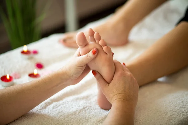 Mulher Recebendo Tratamento Massagem Spa — Fotografia de Stock