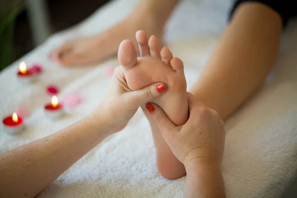 Massagem Terapeuta Massajando Pernas Mulher Salão Spa — Fotografia de Stock