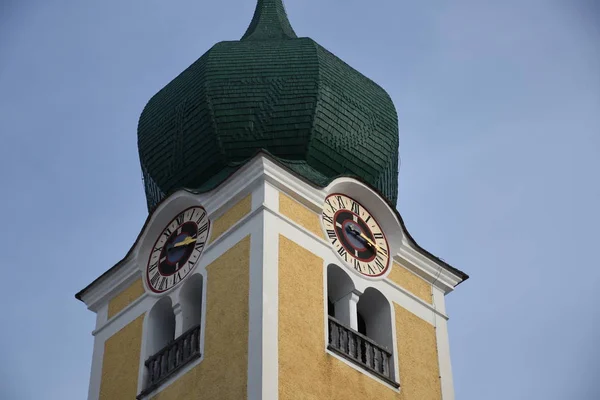 Westendorf Kirche Kirchturm Dach Schindeldach Winter Kirchturmuhr — Stockfoto