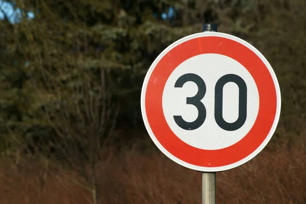 street sign with a speed limit of 30 km / h.