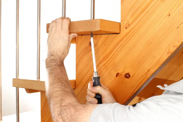 Homem Instalando Porta Madeira Com Martelo — Fotografia de Stock