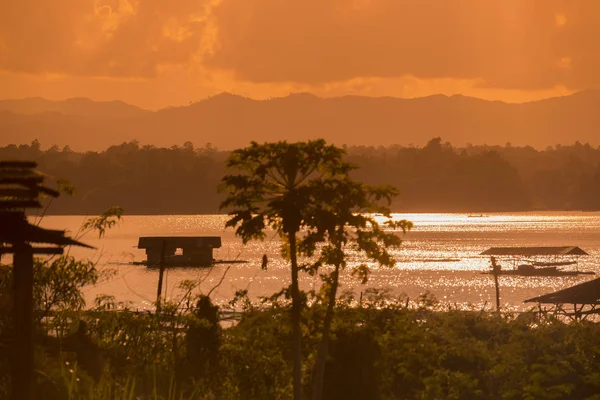 Die Landschaft Khao Laem See Der Nähe Des Dorfes Thong — Stockfoto