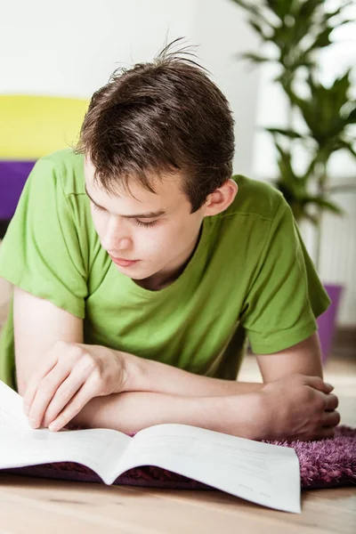 Genç Çocuk Evde Dinleniyor Oturma Odasında Yere Uzanıyor Okuyor Ders — Stok fotoğraf