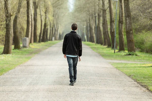 Ragazzo Adolescente Piedi Dalla Fotocamera Lungo Una Strada Rurale Fiancheggiata — Foto Stock