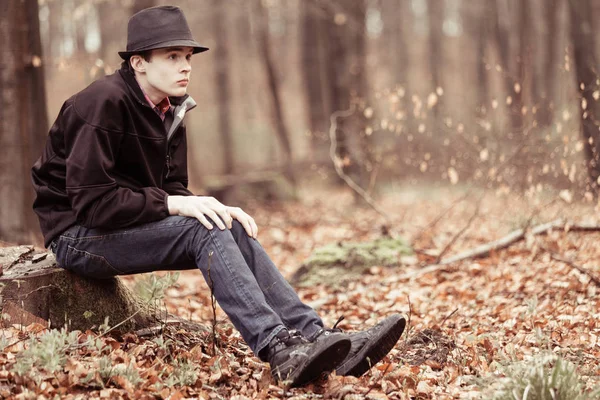 Solitario Adolescente Soltero Usando Sombrero Chaqueta Mientras Está Sentado Tocón — Foto de Stock