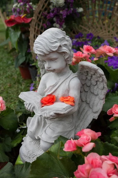 Petit Cupidon Lisait Livre Entouré Belles Fleurs — Photo