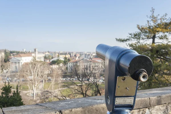 Монетный Телескоп Осмотра Достопримечательностей Итальянского Города Удине — стоковое фото