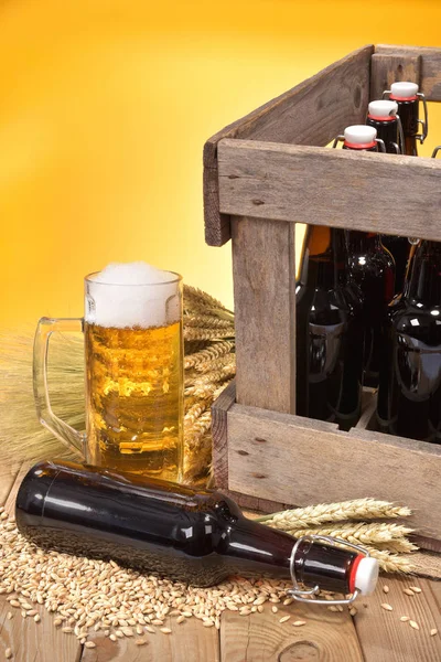 Bierkasten Copo Cerveja Com Trigo Cevada Lúpulo Malte — Fotografia de Stock