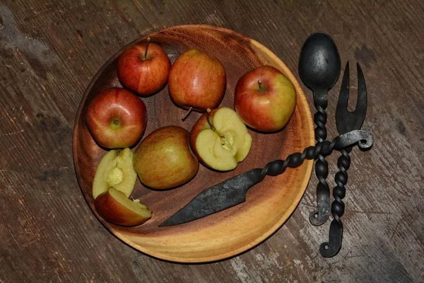 Äpfel Daneben Auf Holzteller Mit Eisenmesser Löffel Und Gabel — Stockfoto