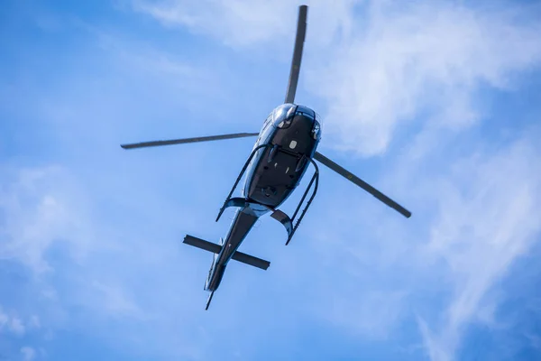 Helicóptero Isolado Céu — Fotografia de Stock