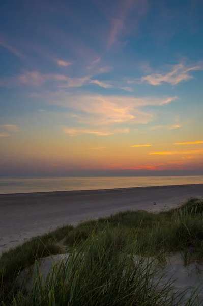 色彩艳丽的落日在北海沿岸的标记 — 图库照片