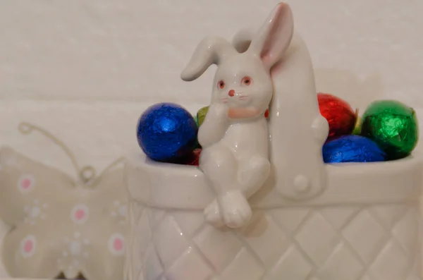 Пасхальный Кролик Корзине Красочными Яйцами — стоковое фото