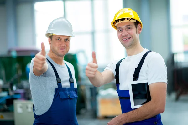 Twee Jonge Arbeider Fabriek Met Duim Omhoog — Stockfoto