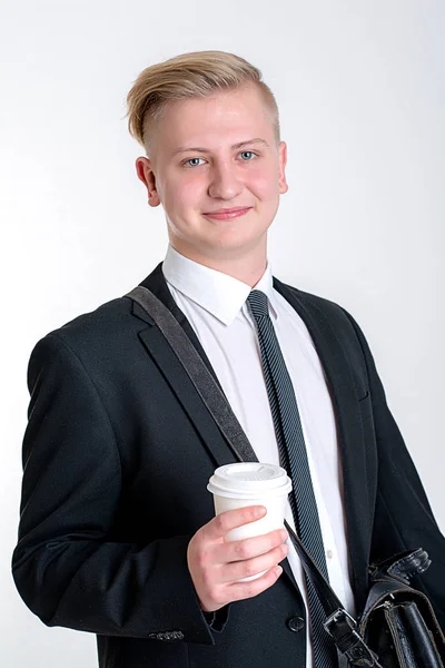 Siyah Takım Elbiseli Kahve Kupalı Genç Bir Adamının Portresi — Stok fotoğraf