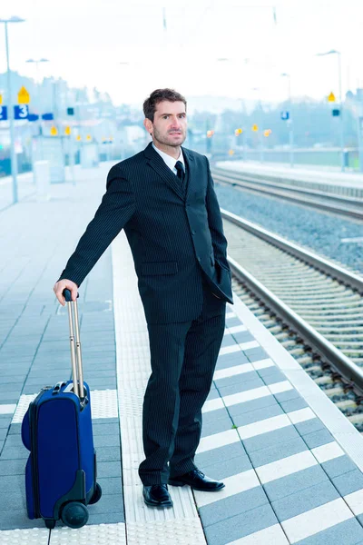 Hombre Negocios Traje Oscuro Estación Tren — Foto de Stock