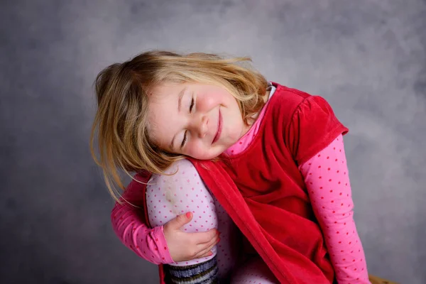 Klein Lachend Meisje Voorkant Van Witte Achtergrond — Stockfoto